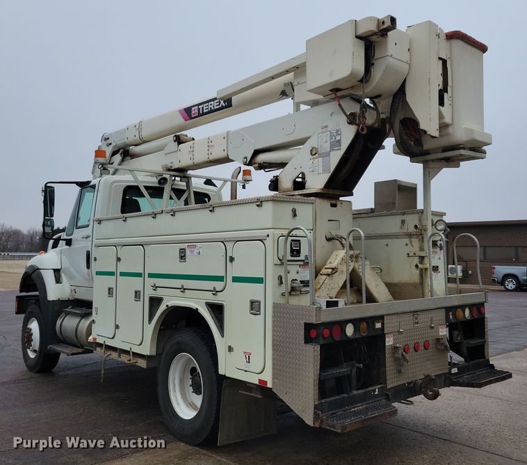 image for item NB9805 2012 International  7400 bucket truck