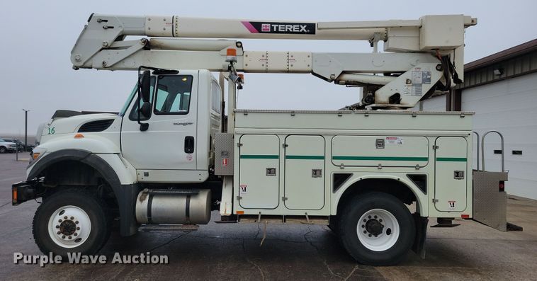 image for item NB9805 2012 International  7400 bucket truck