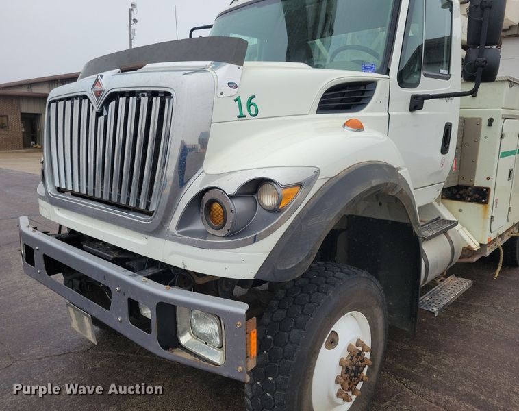 image for item NB9805 2012 International  7400 bucket truck