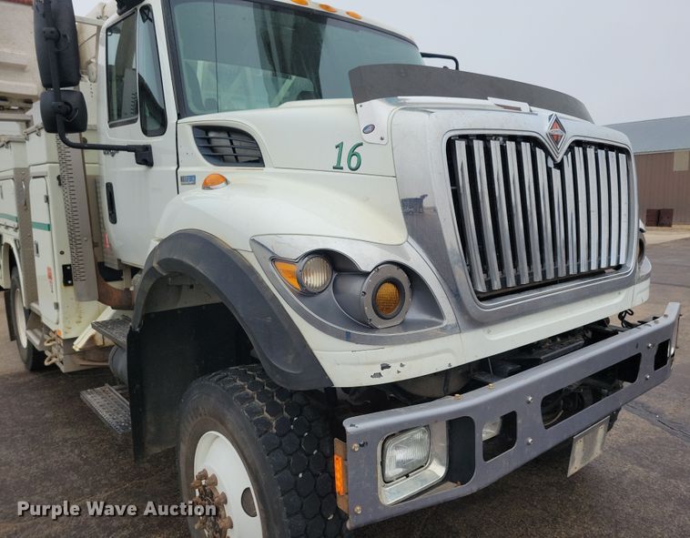 image for item NB9805 2012 International  7400 bucket truck