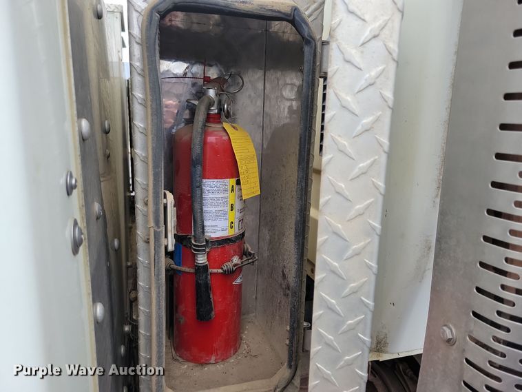 image for item NB9805 2012 International  7400 bucket truck