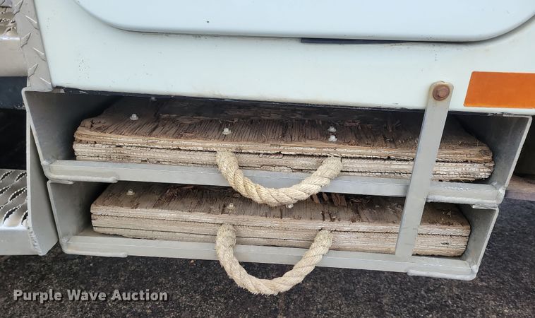 image for item NB9805 2012 International  7400 bucket truck