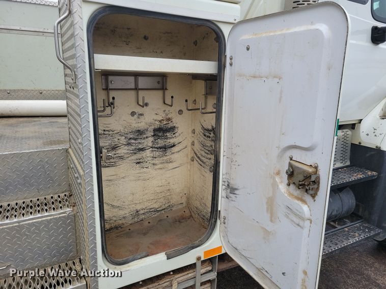 image for item NB9805 2012 International  7400 bucket truck