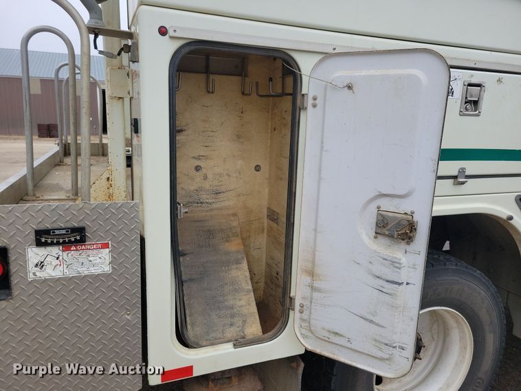 image for item NB9805 2012 International  7400 bucket truck