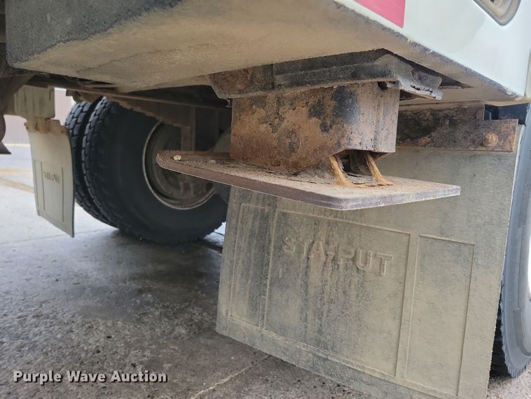 image for item NB9805 2012 International  7400 bucket truck