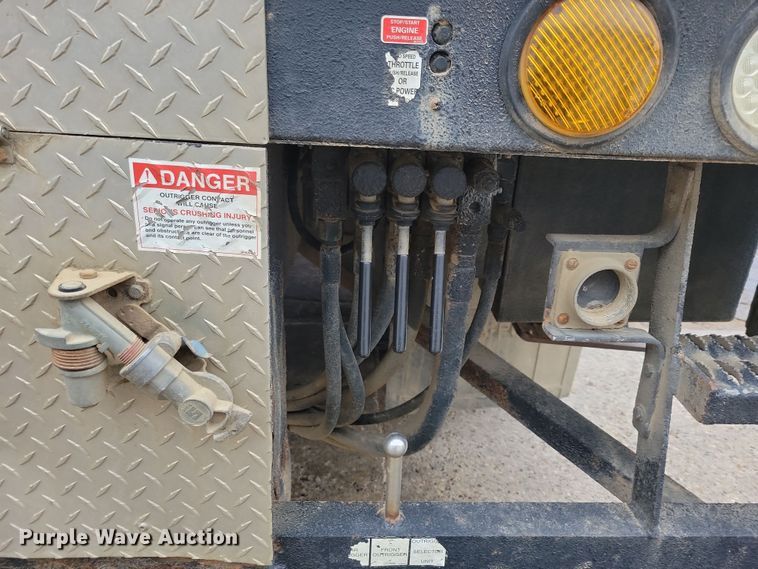 image for item NB9805 2012 International  7400 bucket truck