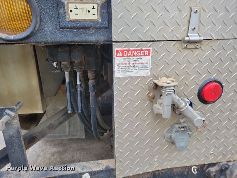 image for item NB9805 2012 International  7400 bucket truck