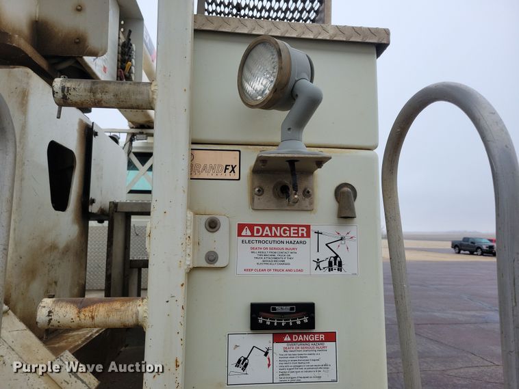 image for item NB9805 2012 International  7400 bucket truck