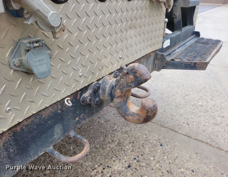 image for item NB9805 2012 International  7400 bucket truck