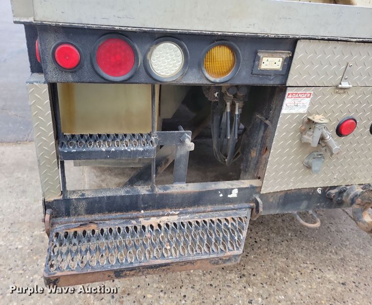 image for item NB9805 2012 International  7400 bucket truck