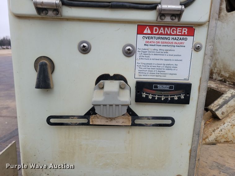 image for item NB9805 2012 International  7400 bucket truck