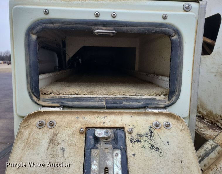 image for item NB9805 2012 International  7400 bucket truck