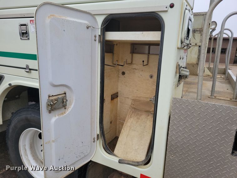 image for item NB9805 2012 International  7400 bucket truck