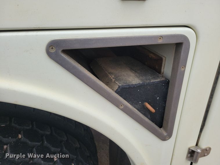 image for item NB9805 2012 International  7400 bucket truck