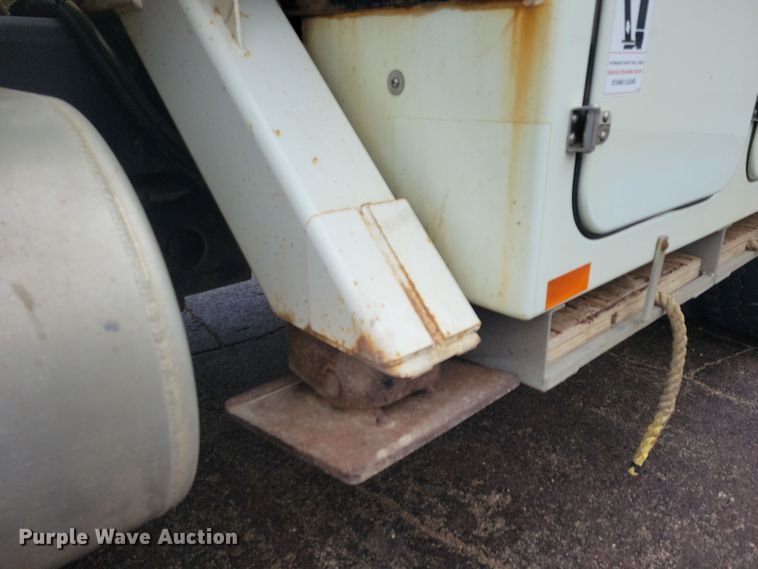 image for item NB9805 2012 International  7400 bucket truck