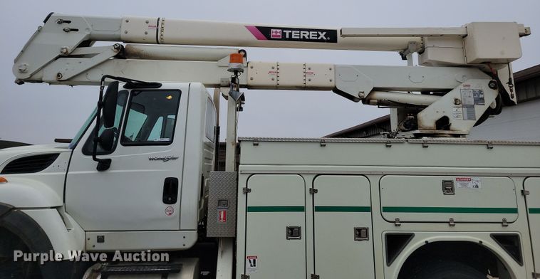 image for item NB9805 2012 International  7400 bucket truck
