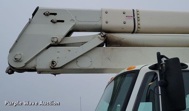 image for item NB9805 2012 International  7400 bucket truck