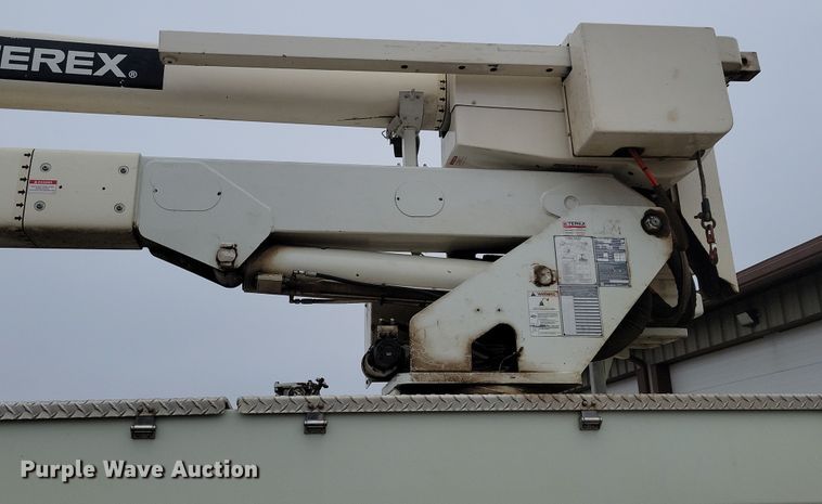 image for item NB9805 2012 International  7400 bucket truck