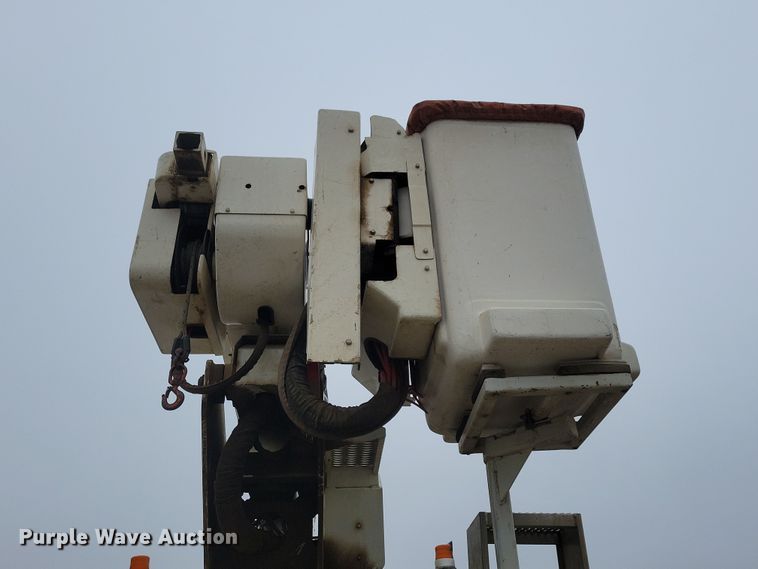 image for item NB9805 2012 International  7400 bucket truck