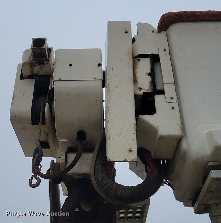 image for item NB9805 2012 International  7400 bucket truck