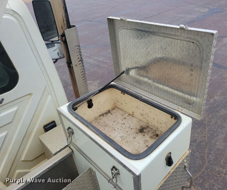 image for item NB9805 2012 International  7400 bucket truck