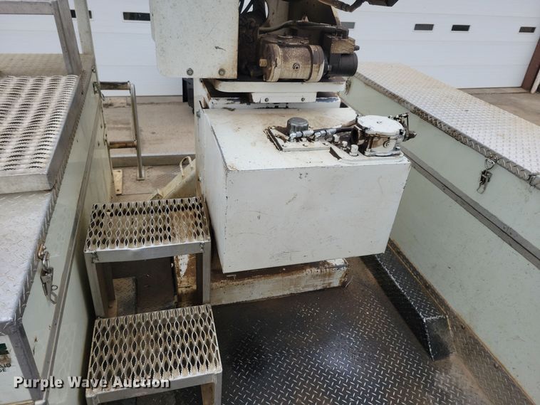 image for item NB9805 2012 International  7400 bucket truck