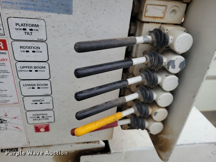 image for item NB9805 2012 International  7400 bucket truck