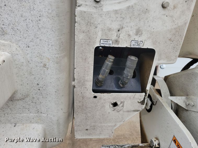 image for item NB9805 2012 International  7400 bucket truck