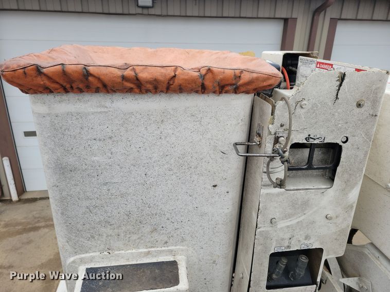 image for item NB9805 2012 International  7400 bucket truck