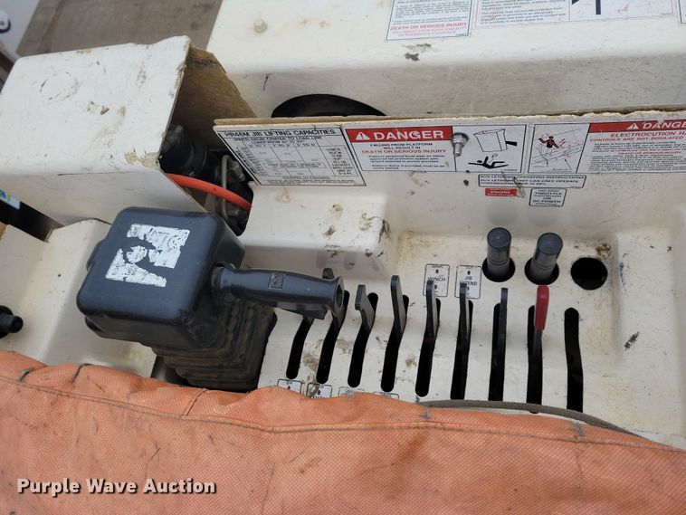 image for item NB9805 2012 International  7400 bucket truck