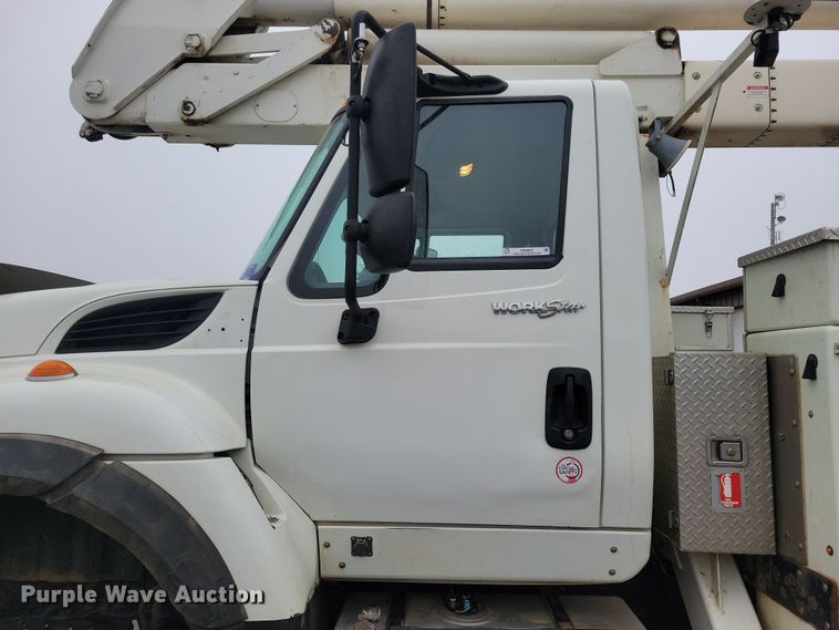 image for item NB9805 2012 International  7400 bucket truck