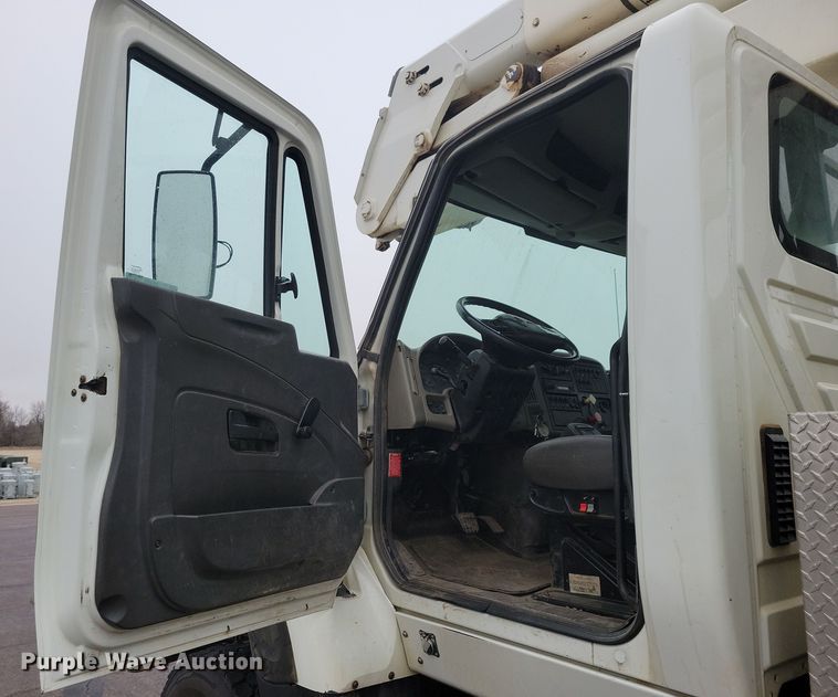 image for item NB9805 2012 International  7400 bucket truck