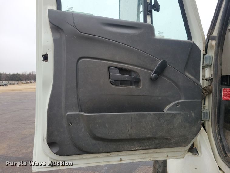 image for item NB9805 2012 International  7400 bucket truck