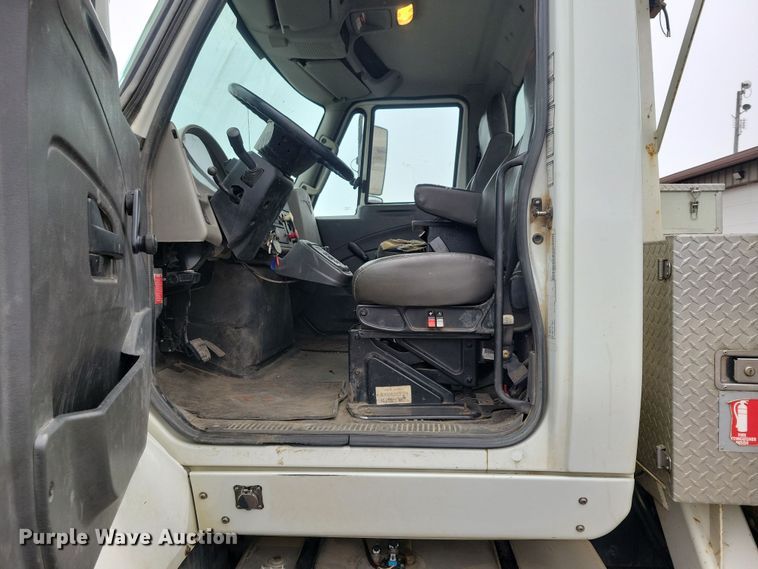 image for item NB9805 2012 International  7400 bucket truck