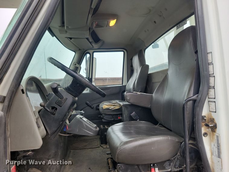 image for item NB9805 2012 International  7400 bucket truck