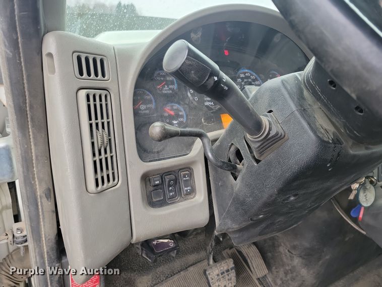 image for item NB9805 2012 International  7400 bucket truck