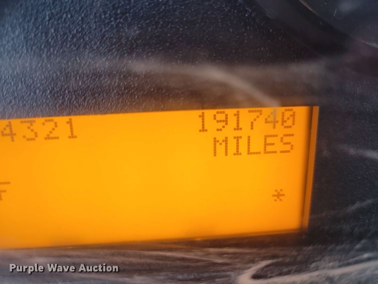 image for item NB9805 2012 International  7400 bucket truck