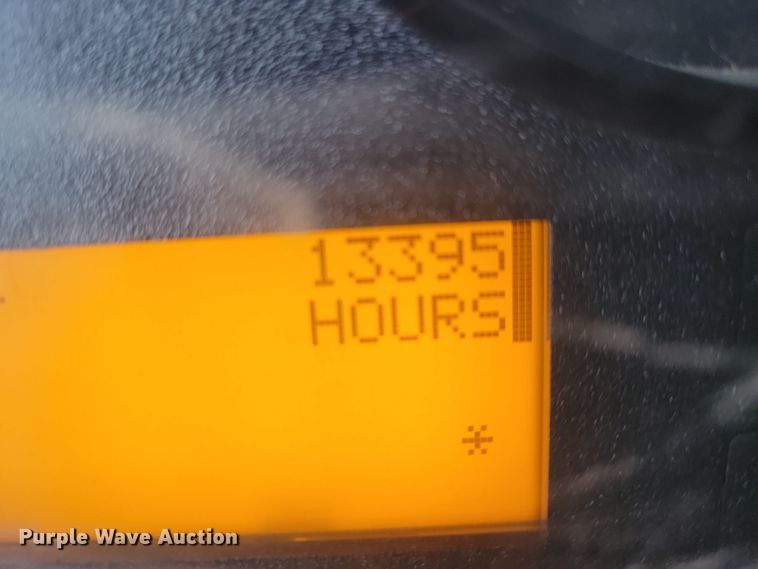 image for item NB9805 2012 International  7400 bucket truck