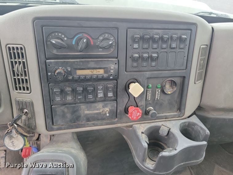 image for item NB9805 2012 International  7400 bucket truck