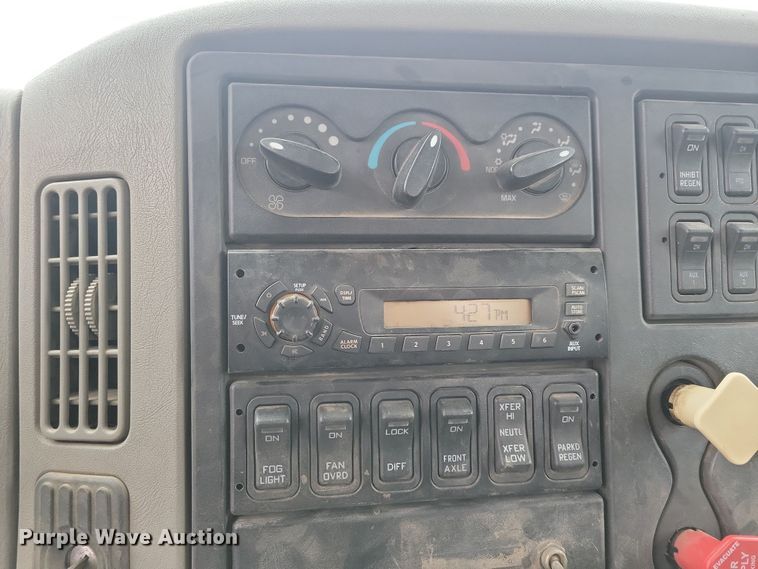 image for item NB9805 2012 International  7400 bucket truck