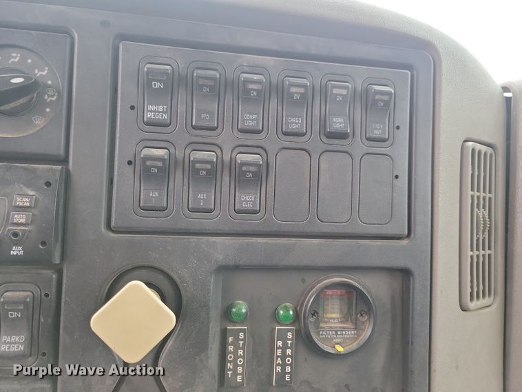 image for item NB9805 2012 International  7400 bucket truck