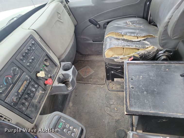 image for item NB9805 2012 International  7400 bucket truck