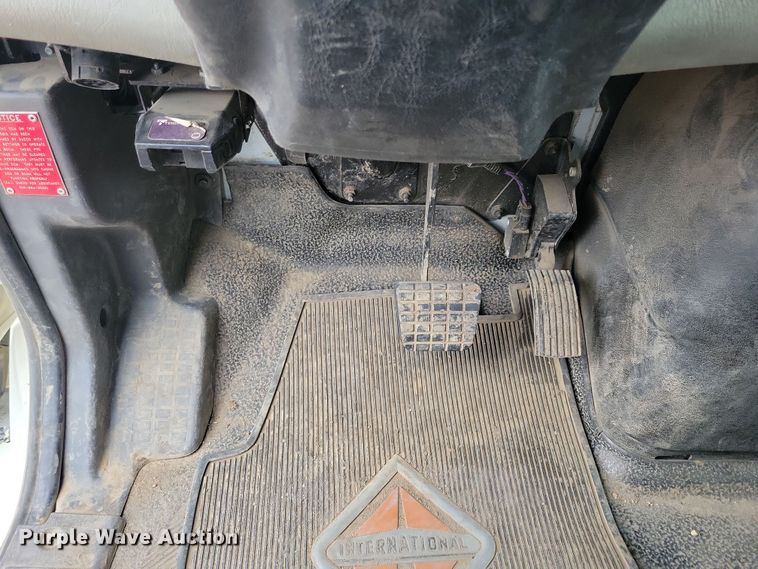 image for item NB9805 2012 International  7400 bucket truck