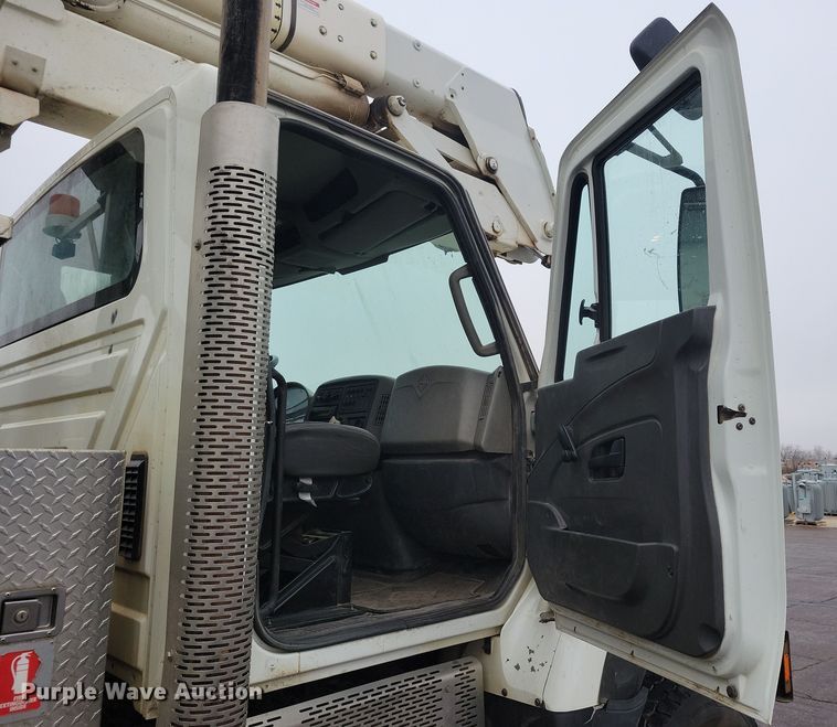 image for item NB9805 2012 International  7400 bucket truck