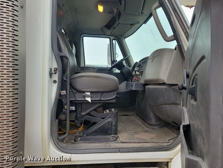 image for item NB9805 2012 International  7400 bucket truck