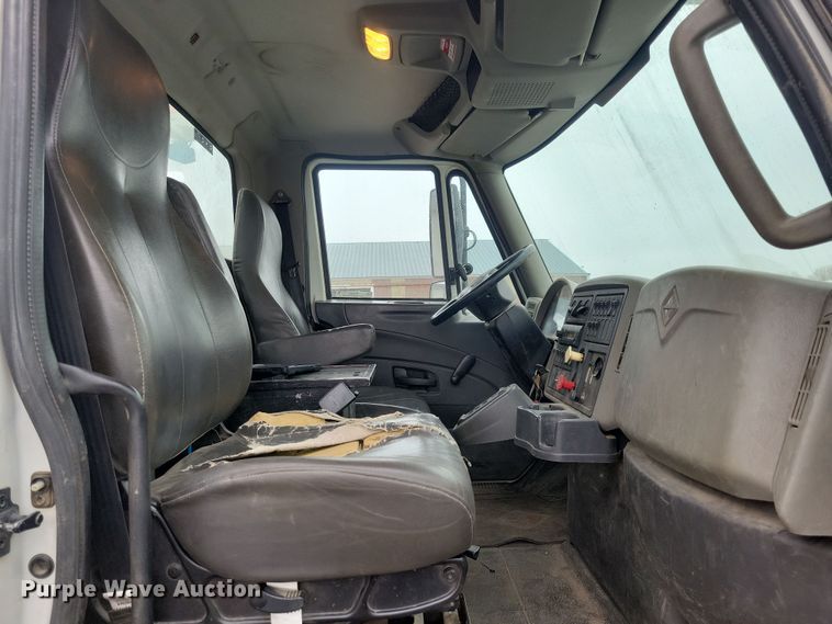 image for item NB9805 2012 International  7400 bucket truck