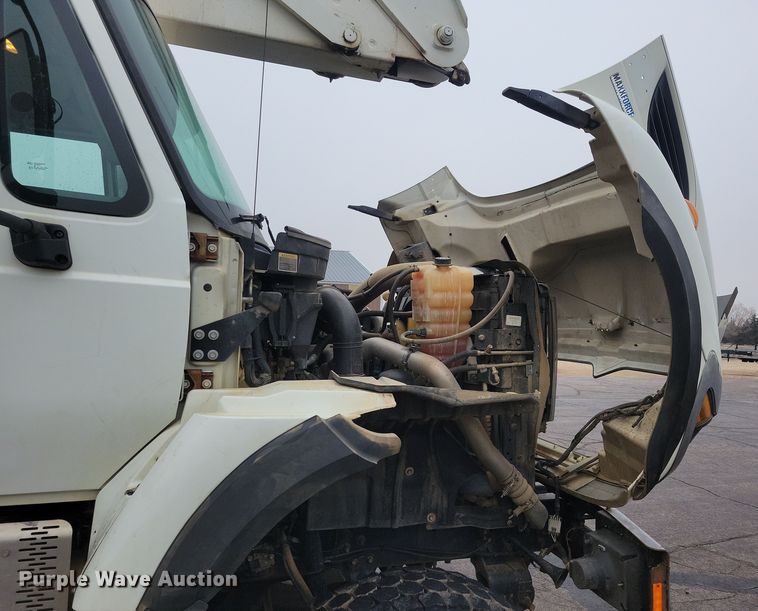 image for item NB9805 2012 International  7400 bucket truck