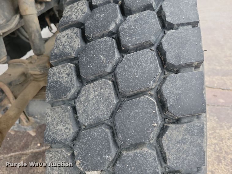 image for item NB9805 2012 International  7400 bucket truck