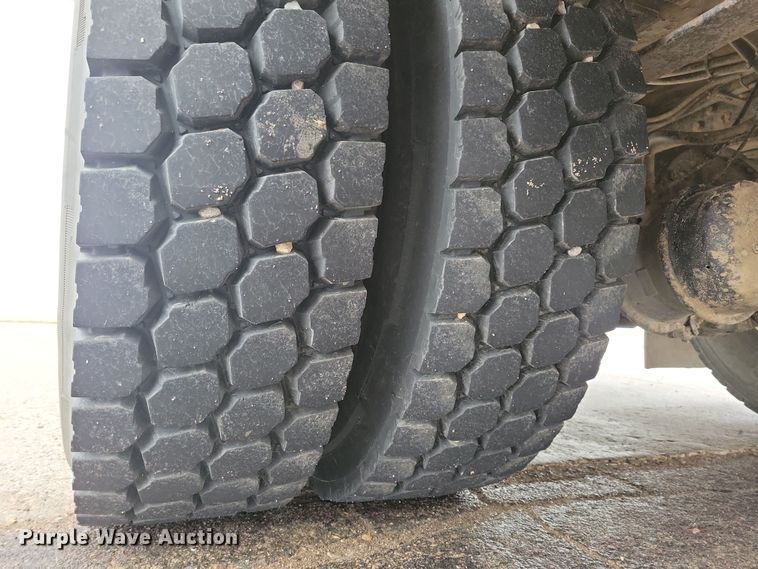 image for item NB9805 2012 International  7400 bucket truck