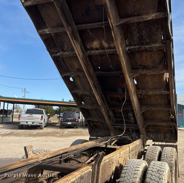 image for item OK9524 1995 Ford L9000 dump truck